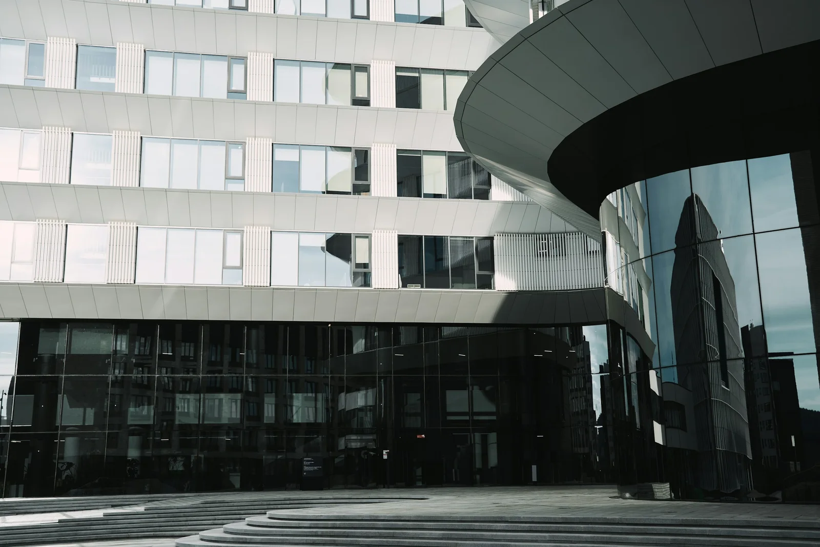 Moderne Gebäudeinfrastruktur mit Glasfassaden